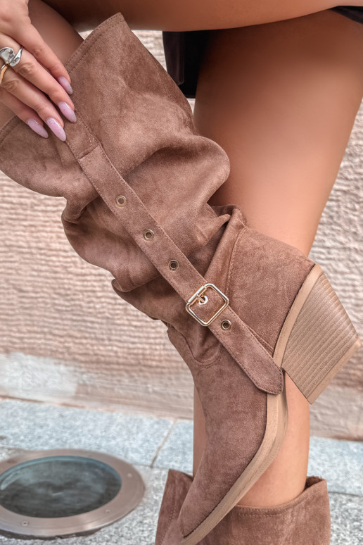 geknitterte Damen kniehohe Stiefel im Cowboy-Stil mit Riemen und Absätzen in Braun Adria