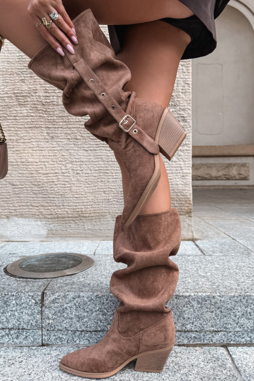 geknitterte Damen kniehohe Stiefel im Cowboy-Stil mit Riemen und Absätzen in Braun Adria