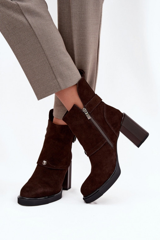 Schokoladenfarbene Stiefeletten aus Kunstveloursleder mit Absätzen und Schnallen Vinceza 91152