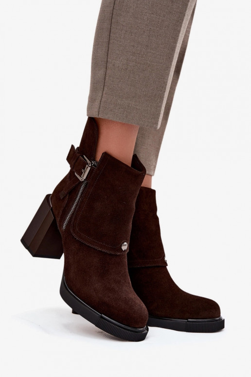 Schokoladenfarbene Stiefeletten aus Kunstveloursleder mit Absätzen und Schnallen Vinceza 91152