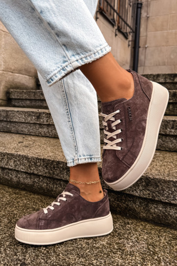 Fauxvelours-Sneaker mit Plateau Kobbo in Schokolade
