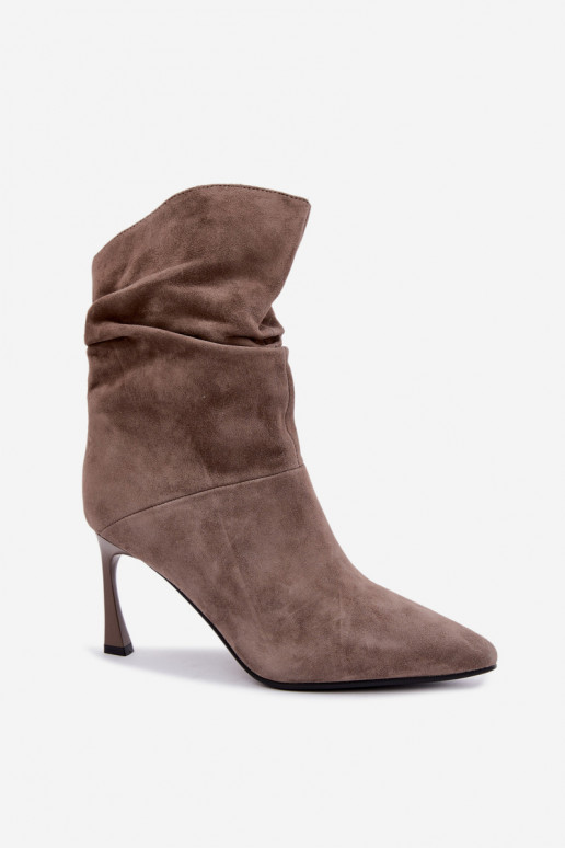 Stiefeletten aus Kunstwildleder mit dünnen Absätzen isoliert mit Rüschen D&A JC62-1038 in Grau