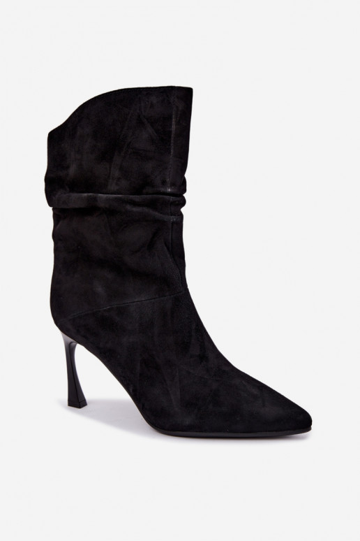 Stiefeletten aus Kunstwildleder mit dünnen Absätzen isoliert mit Rüschen D&A JC62-1038 in Schwarz