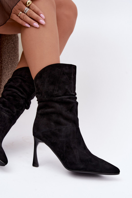 Stiefeletten aus Kunstwildleder mit dünnen Absätzen isoliert mit Rüschen D&A JC62-1038 in Schwarz