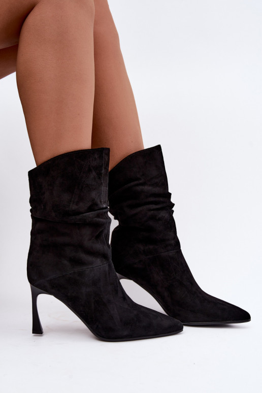 Stiefeletten aus Kunstwildleder mit dünnen Absätzen isoliert mit Rüschen D&A JC62-1038 in Schwarz