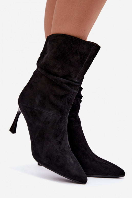 Stiefeletten aus Kunstwildleder mit dünnen Absätzen isoliert mit Rüschen D&A JC62-1038 in Schwarz