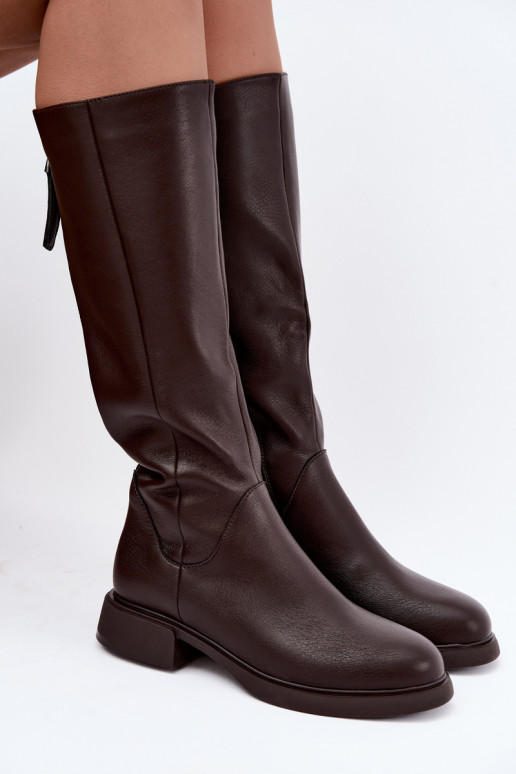 Damenstiefel bis zum Knie mit breiten Absätzen isoliert D&A JC62-1036 in Schokolade