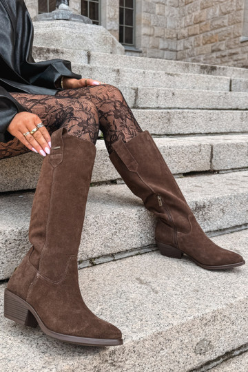 Faux-Suede Damenstiefel bis zum Knie mit niedrigem Absatz isoliert Big Star UU274519 in Schokoladenfarbe 2
