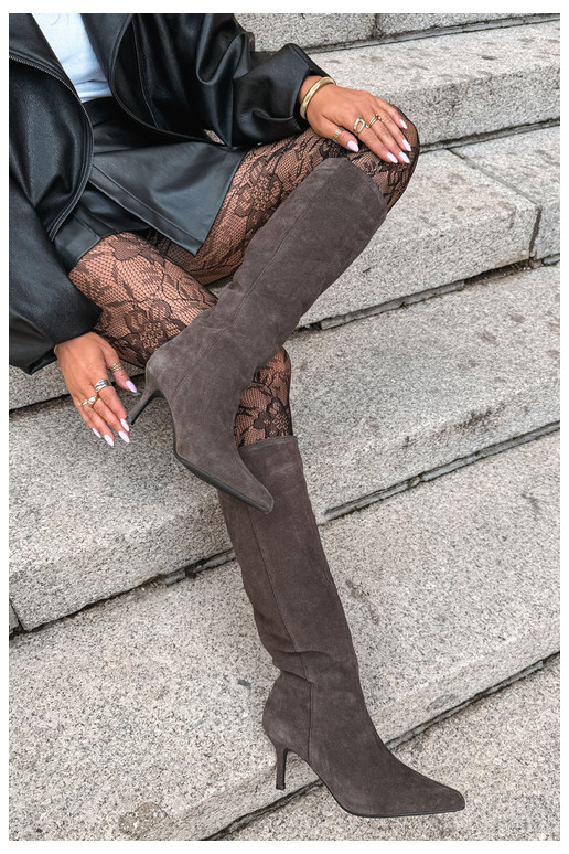 Faux-Suede kniehohe Stiefel mit dünnen Absätzen isoliert im Slipper-Modell Big Star UU274495 in dunkelbrauner Farbe