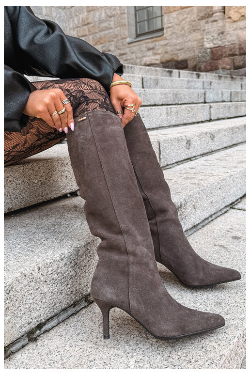 Faux-Suede kniehohe Stiefel mit dünnen Absätzen isoliert im Slipper-Modell Big Star UU274495 in dunkelbrauner Farbe