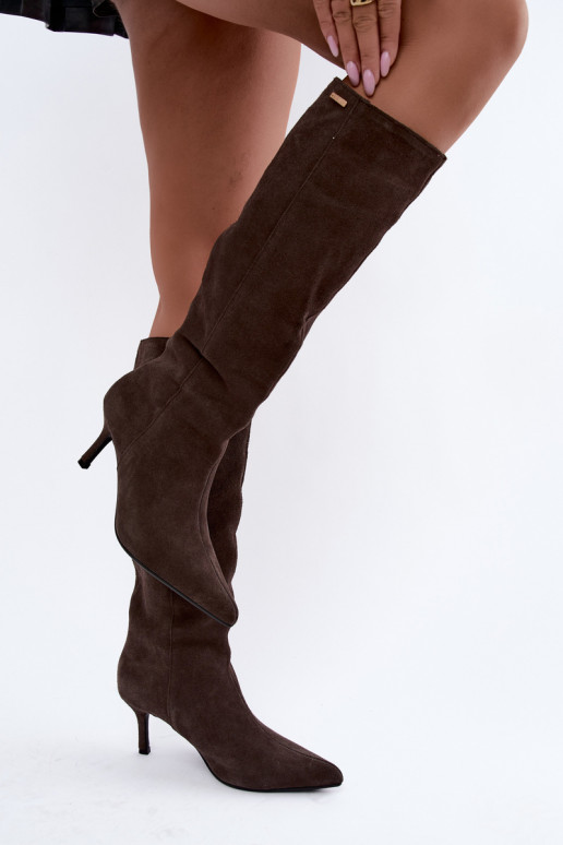 Faux-Suede kniehohe Stiefel mit dünnen Absätzen isoliert im Slipper-Modell Big Star UU274495 in dunkelbrauner Farbe