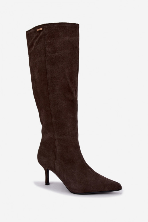 Faux-Suede kniehohe Stiefel mit dünnen Absätzen isoliert im Slipper-Modell Big Star UU274495 in dunkelbrauner Farbe