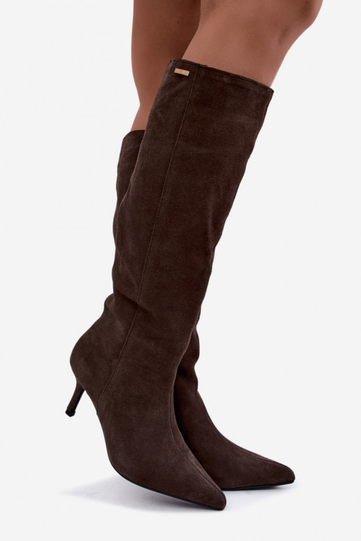 Faux-Suede kniehohe Stiefel mit dünnen Absätzen isoliert im Slipper-Modell Big Star UU274495 in dunkelbrauner Farbe