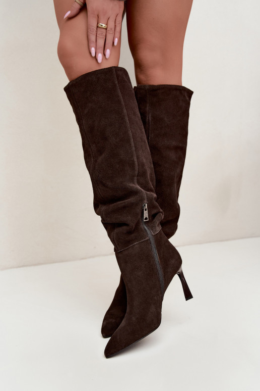 Faux-Suede kniehohe Stiefel Slouchy mit dünnen Absätzen Vinceza 89170 in Schokoladenfarbe