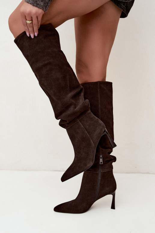 Faux-Suede kniehohe Stiefel Slouchy mit dünnen Absätzen Vinceza 89170 in Schokoladenfarbe
