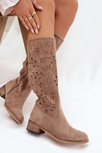 Sandfarbene Damenstiefel mit Ausschnitt-Elementen Helinna Klocke