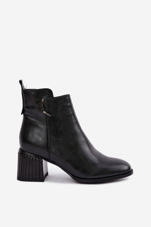 Leder Stiefeletten mit Absätzen isoliert D&A CR62-3442 in schwarzer Farbe