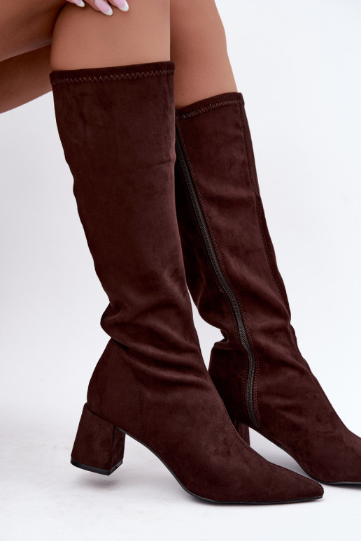 knielange Stiefel mit Absätzen und spitzen Zehen in Schokolade Amora