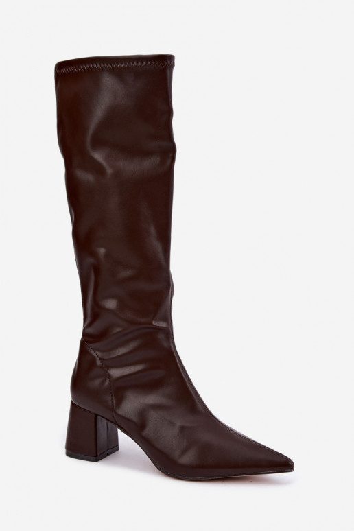knielange Stiefel mit Absätzen und spitzen Zehen aus Kunstleder in Schokolade Amora