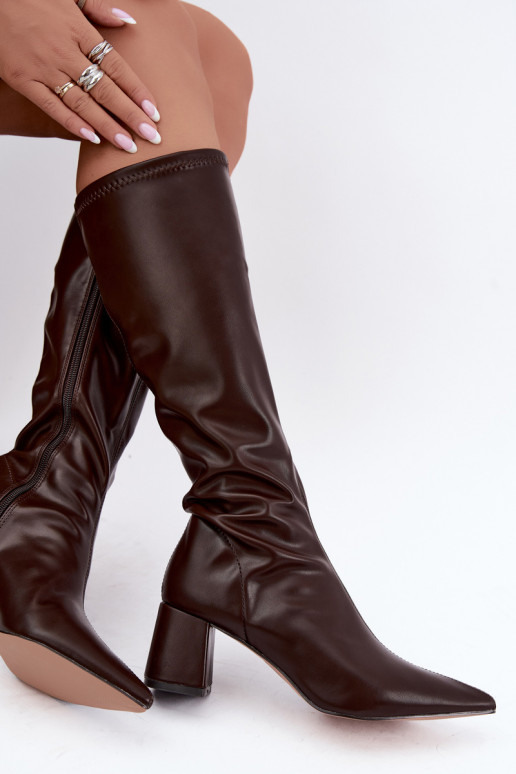 knielange Stiefel mit Absätzen und spitzen Zehen aus Kunstleder in Schokolade Amora