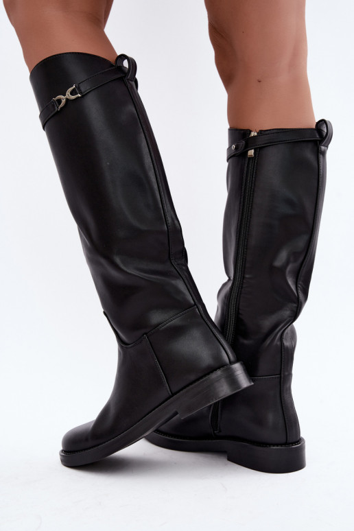 Lange Stiefel mit breiten Absätzen und dekorativen Riemen in schwarzer Farbe Famina