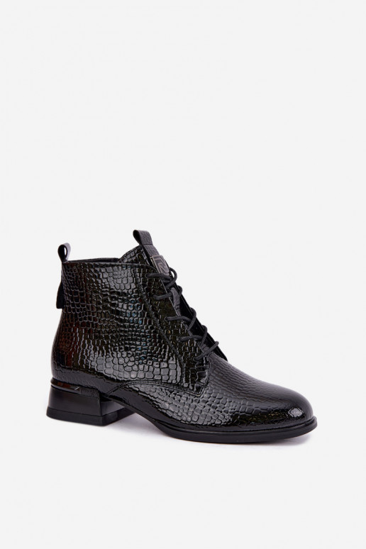 Lackeffekt-Stiefeletten mit Prägung isoliert in schwarzer Farbe Vinceza 58659