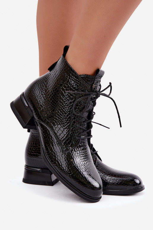 Lackeffekt-Stiefeletten mit Prägung isoliert in schwarzer Farbe Vinceza 58659