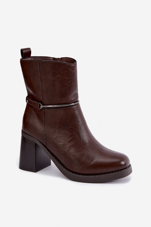 Leder-Damen-Stiefeletten isoliert mit Absätzen und verzierten Absätzen in schokoladenfarbener Farbe Gracelle