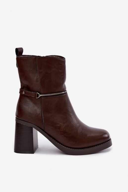 Leder-Damen-Stiefeletten isoliert mit Absätzen und verzierten Absätzen in schokoladenfarbener Farbe Gracelle