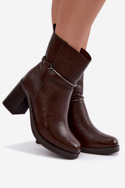 Leder-Damen-Stiefeletten isoliert mit Absätzen und verzierten Absätzen in schokoladenfarbener Farbe Gracelle