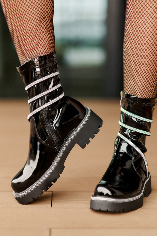 Lackierte Stiefeletten mit Dekoration in Schwarz Kikizelle