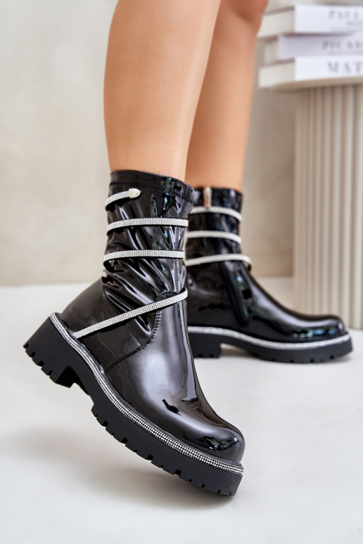 Lackierte Stiefeletten mit Dekoration in Schwarz Kikizelle