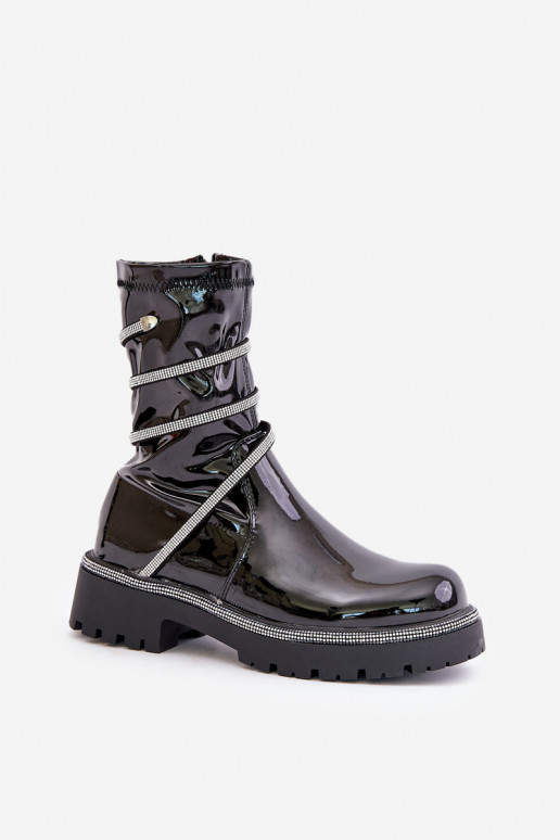 Lackierte Stiefeletten mit Dekoration in Schwarz Kikizelle