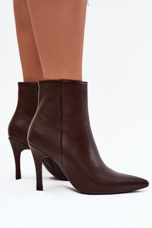 Isolierte Damen Stiefeletten mit dünnen Absätzen, aus Kunstleder, in Schokoladenfarbe Nolisse