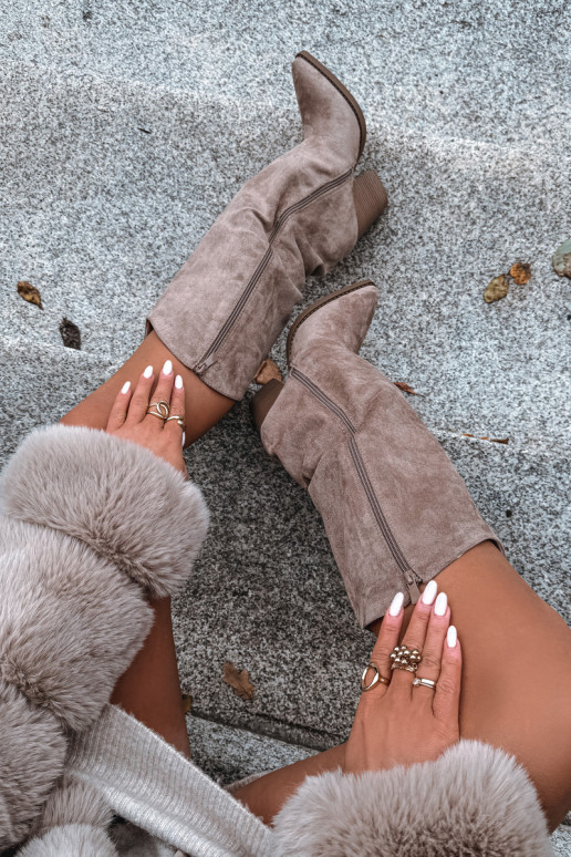 Isolierte Über-Knie-Stiefel im Cowboy-Stil mit Absatz, aus Kunstveloursleder, in Sandfarbe