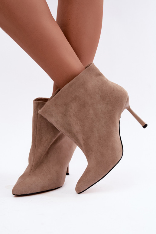 Slip-On Stiefeletten mit dünnen Absätzen in Sandfarbe Kamea