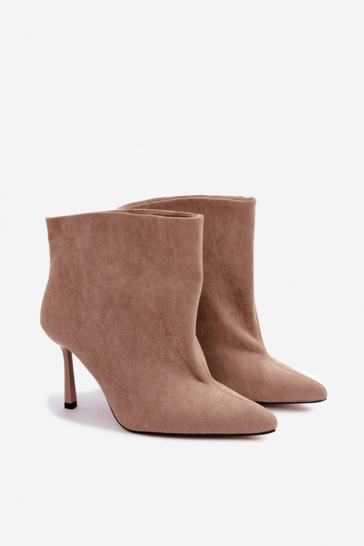 Slip-On Stiefeletten mit dünnen Absätzen in Sandfarbe Kamea
