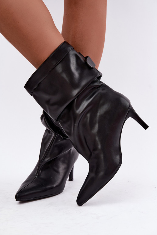 Schlüpfschuhe mit dünnen Absätzen und Riemen in schwarz Soreya