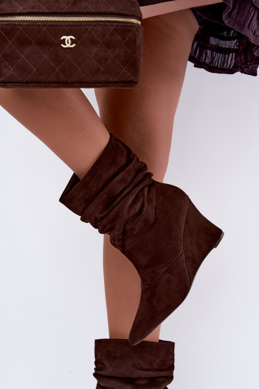 Geknitterte braune Stiefel mit Plattform Thalene