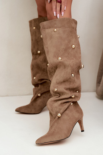Schlüpfstiefel mit dünnen Absätzen und kunstvollen Details in Sandfarbe Beladine 2