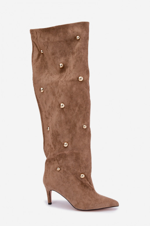 Schlüpfstiefel mit dünnen Absätzen und kunstvollen Details in Sandfarbe Beladine