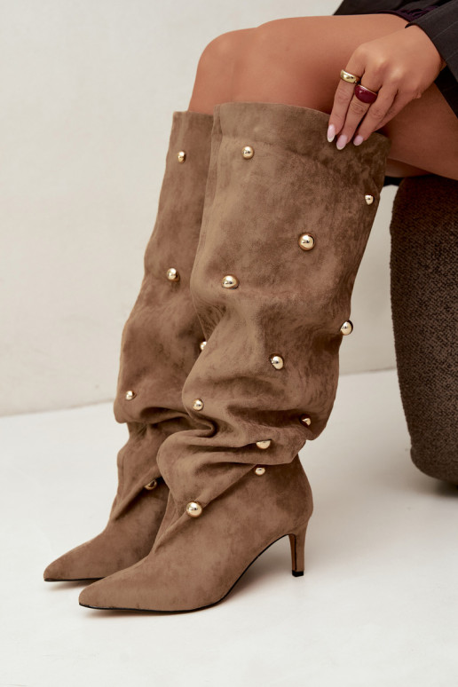Schlüpfstiefel mit dünnen Absätzen und kunstvollen Details in Sandfarbe Beladine