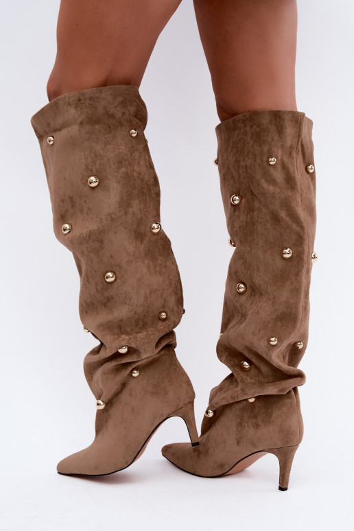 Schlüpfstiefel mit dünnen Absätzen und kunstvollen Details in Sandfarbe Beladine
