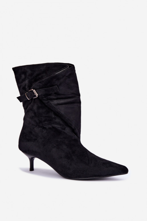 Isolierte Tiselle Stiefeletten mit Absätzen und Schnallen in Schwarz