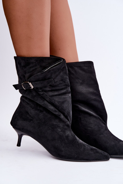 Isolierte Tiselle Stiefeletten mit Absätzen und Schnallen in Schwarz