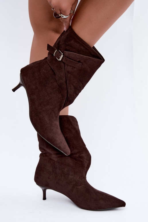 Isolierte Tiselle Stiefeletten mit Absätzen und Schnallen in Braun