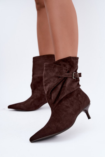 Isolierte Tiselle Stiefeletten mit Absätzen und Schnallen in Braun 2