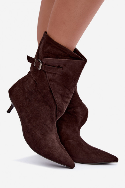 Isolierte Tiselle Stiefeletten mit Absätzen und Schnallen in Braun