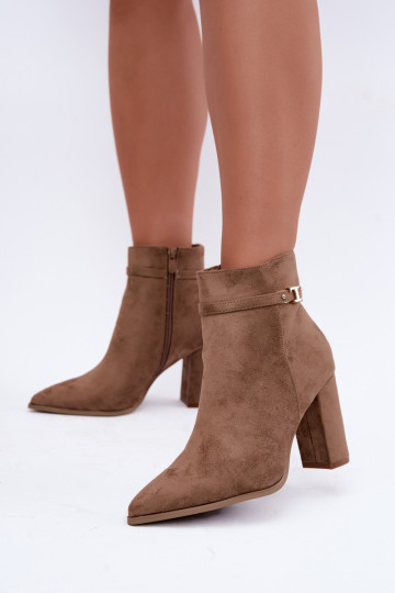 Stiefeletten mit Absatz und dekorativen Riemen in Sandfarbe Preselle