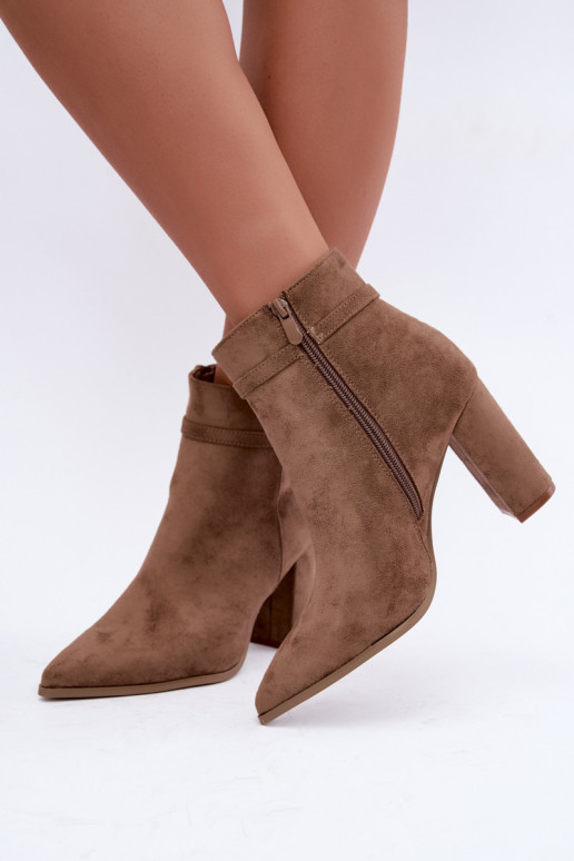 Stiefeletten mit Absatz und dekorativen Riemen in Sandfarbe Preselle